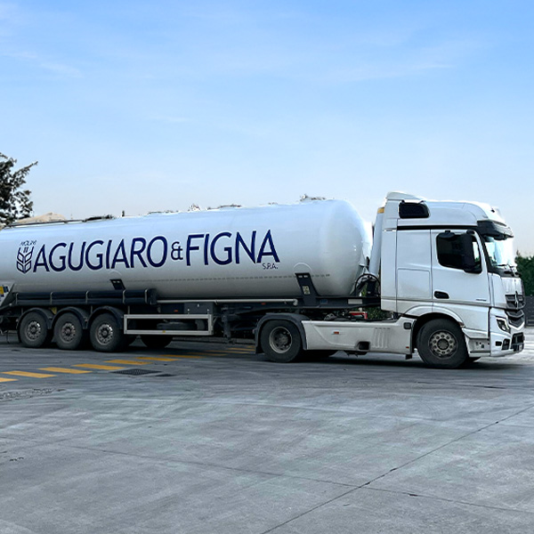 Camion agugiaro e figna trasporto farine